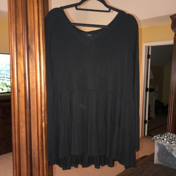 Black Tunic - EXCELLENT CONDITION - Picture 2 of 3